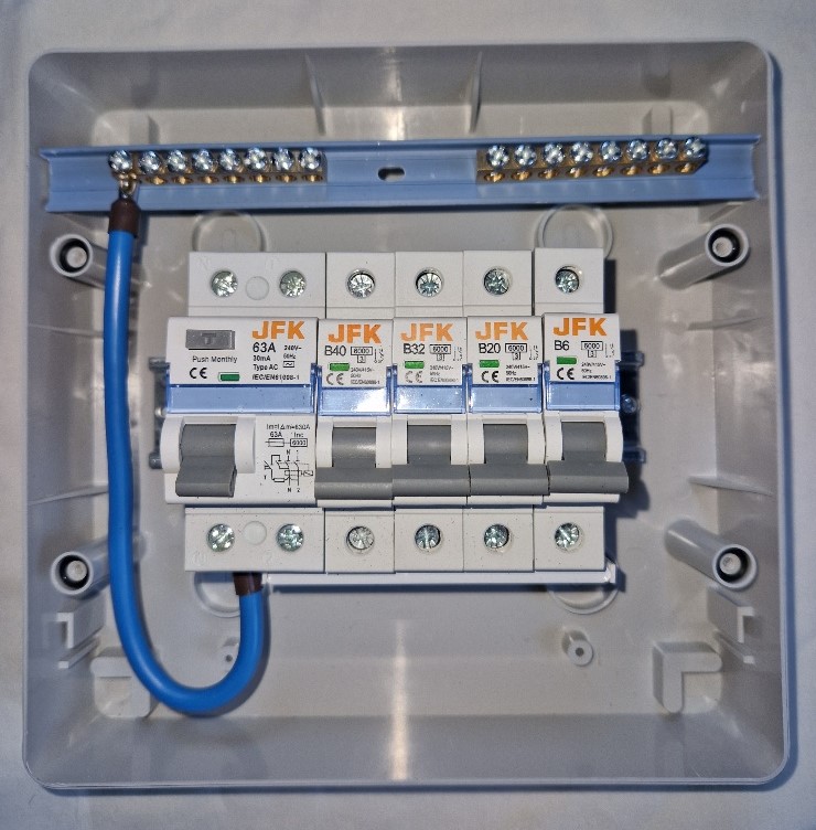 Plastic Consumer Unit 4 Way + 30mA RCD - Image 2